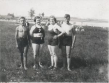 Dwie kobiety i dwóch mężczyzn nad rzeką