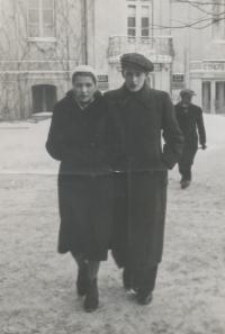 Dziewczyna i chłopiec w zimowej scenerii na tle Domku Koniuszego