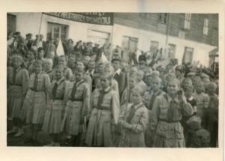 Obchody 1 maja 1953 r. w Brańsku - harcerki z transparentem