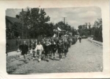 Obchody 1 Maja 1953 r. w Brańsku - grupa uczennic i dorośli