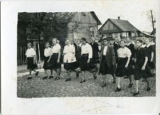 Obchody 1 Maja w Brańsku - dziewczęta na czele grupy