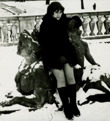 Młoda kobieta oparta o rzeźbę, w tle ogród pałacu Branickich