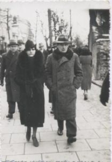 Karolina i Jan Zdrodowscy podczas spaceru