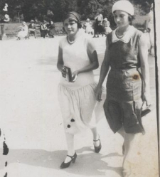 Karolina Zdrodowska, w białej sukni, z koleżanką w parku