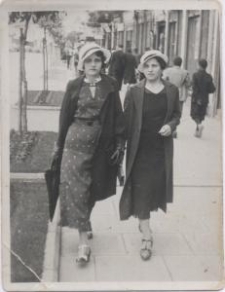 Karolina Zdrodowska, w sukni w kropki, z koleżanką podczas spaceru