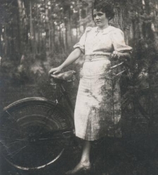 Karolina Zdrodowska z rowerem w lesie