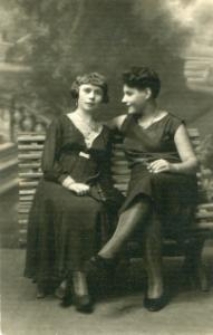 Dwie kobiety na ławeczce w atelier fotograficznym