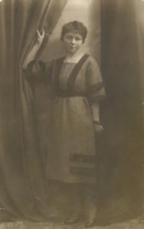 Młoda kobieta w atelier fotograficznym