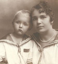 Kobieta z kilkuletnim chłopczykiem, oboje ubrani w marynarskie bluzy