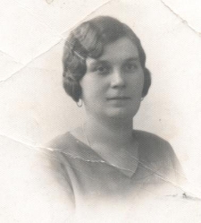 Portret kobiety z krótkimi ciemnymi włosami