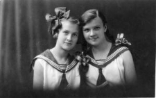 Dwie dziewczyny w marynarskich bluzach