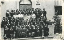 Zdjęcie żeńskiej klasy z Publicznej Szkoły Powszechnej im. A. Mickiewicza w Białymstoku