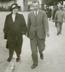 Kobieta i mężczyzna na Rynku Kościuszki. Na dalszym planie ogrodzenie kościoła NMP w Białymstoku