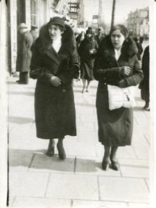 Dwie kobiety w zimowych okryciach na ulicy Białegostoku