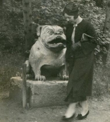 Zdjęcie Stefanii Filipczuk, z domu Wiszowatej, przy podobiźnie psa Kawelina