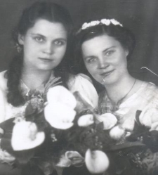 Dwie młode kobiety z bukietem ślubnym