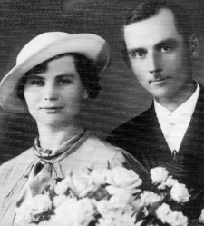 Portret ślubny (?), panna młoda w kapeluszu, para z białymi kwiatami