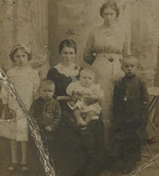 Zdjęcie dwów kobiet i czwórki dzieci w różnym wieku
