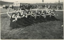 Dziewczyny z Kabatetu Dziesięciu podczas próby w plenerze, Stadion Dziesięciolecia, Warszawa, Centralne Dożynki