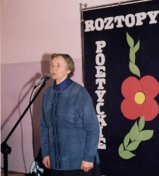 Elżbieta Daniszewska recytuje swój wiersz na spotkaniu poetów ludowych Podlasia Roztopy poetyckie