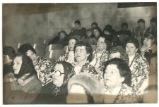Elżbieta Daniszewska i inne kobiety w strojach ludowych na spotkaniu w świetlicy