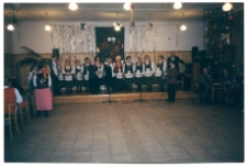 Elżbieta Daniszewska wraz z innymi kobietami podczas wystepów w klubo-świetlicy