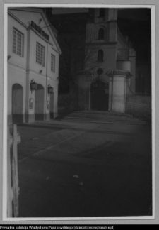 Białystok, widok na barokową bramę przy starym kościele i budynek KinaTon