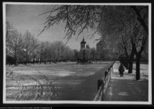Tykocin, widok na pomnik Czarneckiego w rynku i kości&oacute;ł