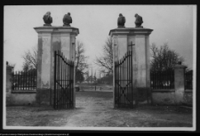 Tykocin, brama do kościoła p.w. Świętej Tr&oacute;jcy