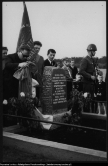 Wieś Czerwony Krzyż, wsp&oacute;lna mogiła powstańc&oacute;w styczniowych z 1863 i czerwonoarmist&oacute;w poległych w 1944 r.