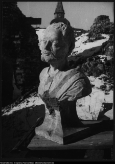 Supraśl, popiersia ocalałe w ruinach Pałacu Opat&oacute;w