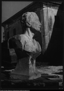 Supraśl, popiersia ocalałe w ruinach Pałacu Opatów