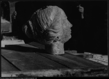 Supraśl, popiersia ocalałe w ruinach Pałacu Opatów