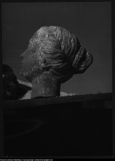 Supraśl, popiersia ocalałe w ruinach Pałacu Opat&oacute;w