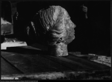 Supraśl, popiersia ocalałe w ruinach Pałacu Opatów