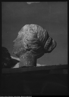 Supraśl, popiersia ocalałe w ruinach Pałacu Opatów