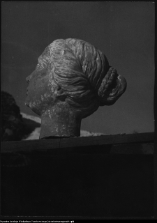 Supraśl, popiersia ocalałe w ruinach Pałacu Opatów