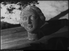 Supraśl, popiersia ocalałe w ruinach Pałacu Opatów