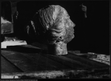 Supraśl, popiersia ocalałe w ruinach Pałacu Opatów