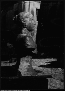 Supraśl, monastyr, Pałac Opatów, posągi