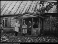 Święck Strumiany, konserwatorzy zabytków na ganku starego domu