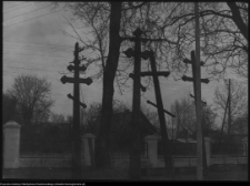 Stary Kornin, drewniane krzyże przed cerkwią