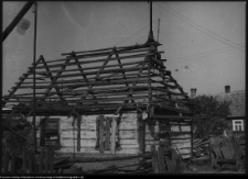 Makówka, chałupa w czasie rozbiórki