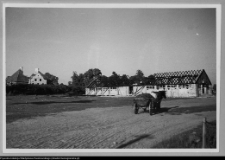 Bęćkowo, widok na budującą sie oborę