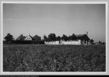 Bęćkowo, widok na budującą sie oborę