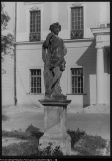 Białystok, Ogrody Branickich, ogr&oacute;d g&oacute;rny, gł&oacute;wna aleja, rzeźba ogrodowa Dionizosa