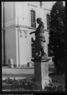 Białystok, Ogrody Branickich, ogr&oacute;d g&oacute;rny, gł&oacute;wna aleja, rzeźba ogrodowa Kallisto