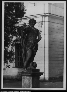 Białystok, Ogrody Branickich, ogr&oacute;d g&oacute;rny, gł&oacute;wna aleja, rzeźba ogrodowa Dionizos