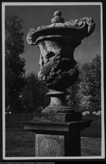 Białystok, Ogrody Branickich, ogr&oacute;d g&oacute;rny, gł&oacute;wna aleja, rzeźba ogrodowa