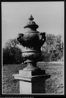 Białystok, Ogrody Branickich, ogr&oacute;d g&oacute;rny, gł&oacute;wna aleja, rzeźba ogrodowa